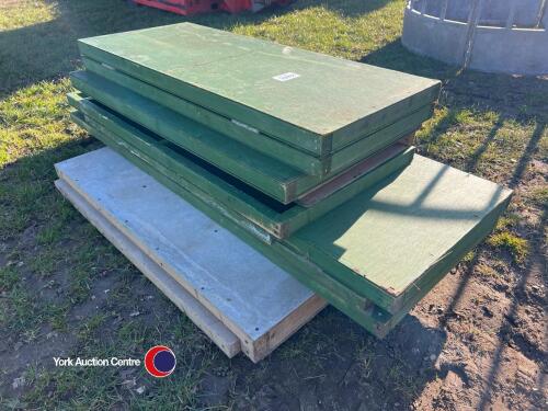 Insulated pig/lamb warm box with outdoor run