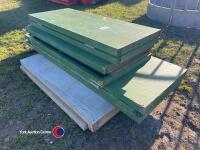Insulated pig/lamb warm box with outdoor run