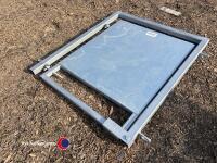 Sheep handling gate in frame - 3