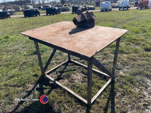 Metal welding work benches