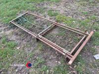 Sheep guillotine gate
