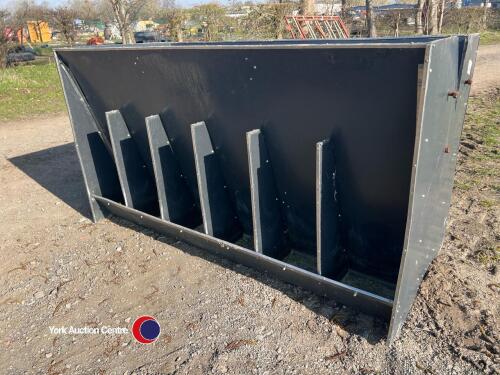 Double sided pig feeder hopper