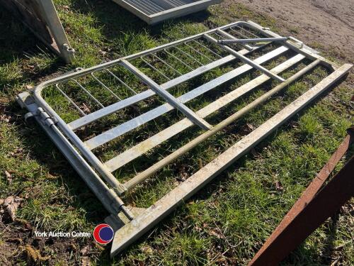 Pin sheep hurdle gate