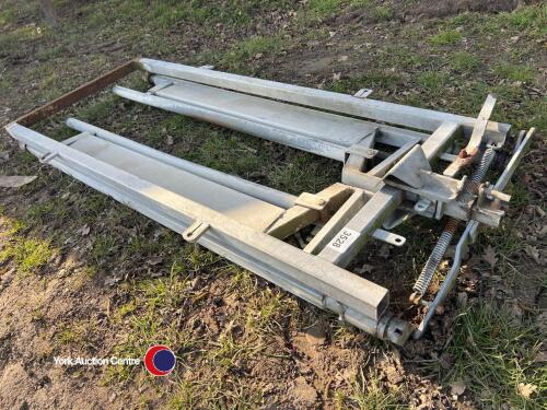 Cattle race auto head yoke