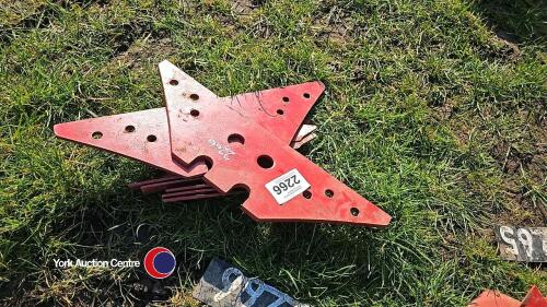 2 x Kverneland plough bodies, 3 x scimmers, 11 x plough point tips