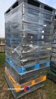 15 x plastic pallets