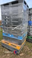 15 x plastic pallets - 2