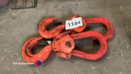2 x swivel lifting hooks