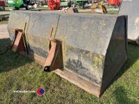 Large telehandler bucket pin and cone brackets - 3