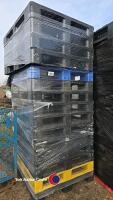 15 x plastic pallets