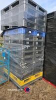 15 x plastic pallets - 2