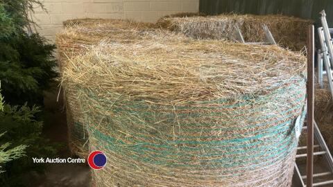 4x 4ft round bales of hay
