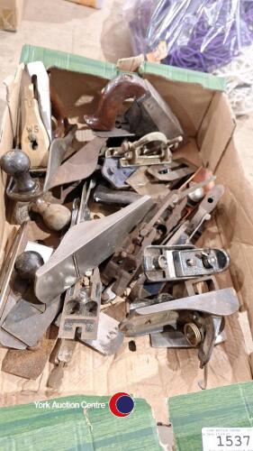 Box of assorted wood planes