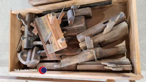 Box of vintage hand planes/scribers