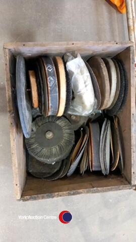 Sanding and grinding discs