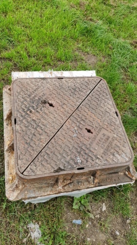 Heavy duty cast iron manhole cover