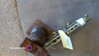 Ford 8T hydraulic jack, good condition. 800 kg scissors jack as new. - 3