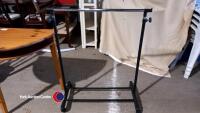 Height adjustable clothes rail