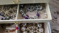 Box of jewellery - 3