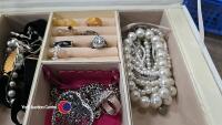 Box of jewellery - 5