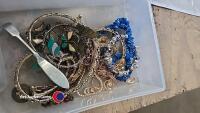 Box of jewellery - 4