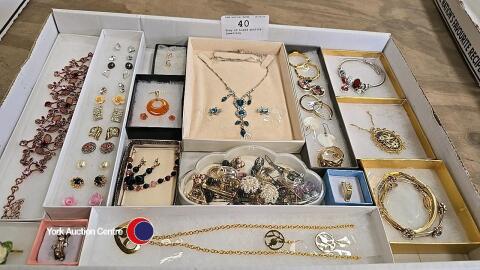 Tray of boxed quality jewellery