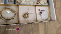 Tray of boxed quality jewellery - 4