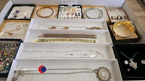 Tray of boxed quality jewellery