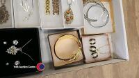 Tray of boxed quality jewellery - 4