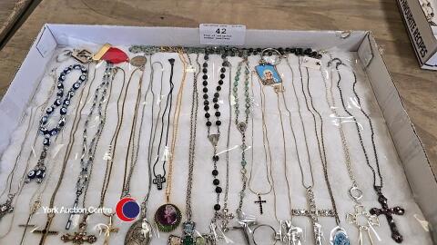Tray of religious themed jewellery