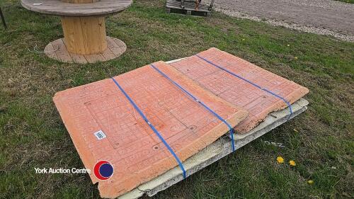 Quantity of plastic trench plates