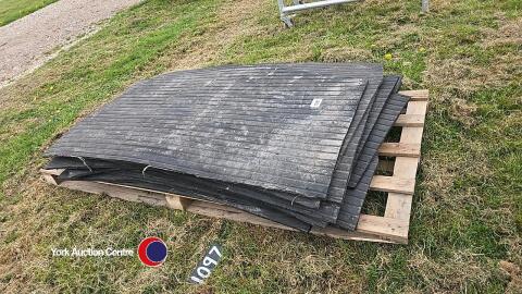 Quantity of heavy rubber matting
