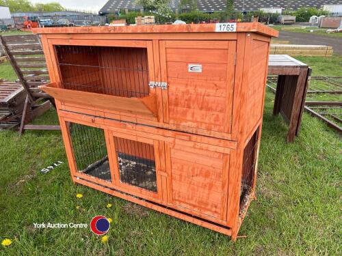 Double floor rabbit hutch