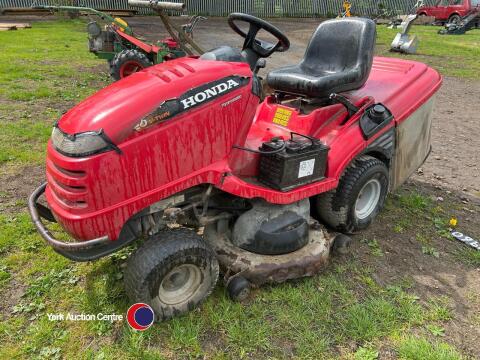 Honda 2620 ride-on mower. V twin. Hydrostatic. Twin blades.