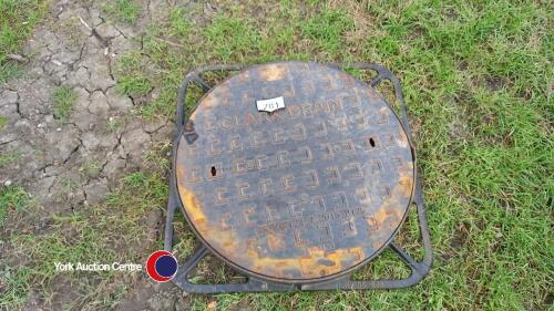 New cast iron manhole cover including frame