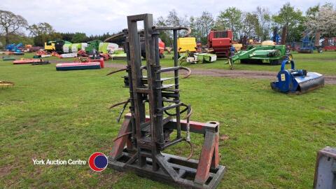 Round bale stacker