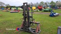 Round bale stacker