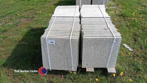 Pallet of approx 70 light Grey paving slabs, 450mm x 450mm