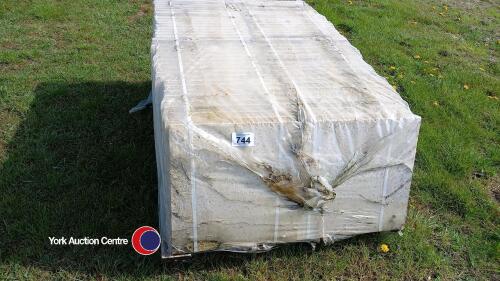 Pallet of approx 70 buff paving slabs, 450mm x 450mm