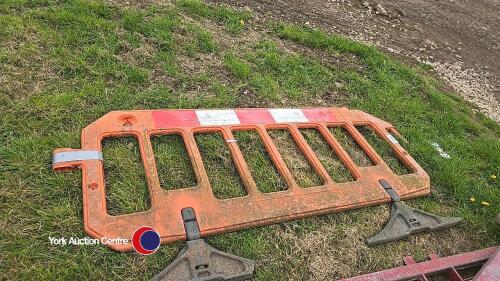 Plastic barrier with feet
