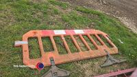 Plastic barrier with feet