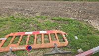 Plastic barrier with feet - 2