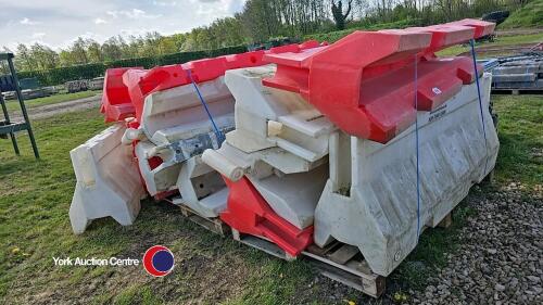 14 x 6ft x 3ft plastic site or road barriers