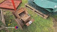 Mini rock crusher, body belt driven
