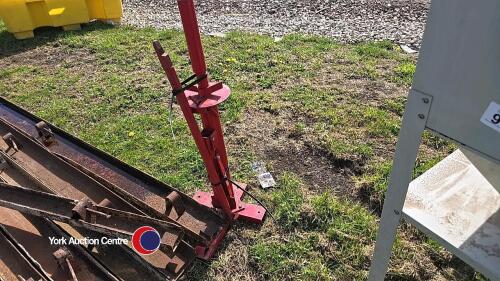 Manual tyre machine