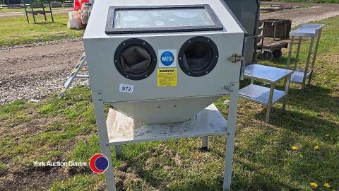 Sand blasting cabinet working