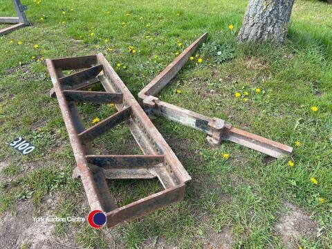 Euro bracket and one pallet tine, to fit a front end loader