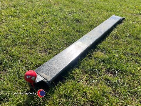 Forklift attachment for moving trailers