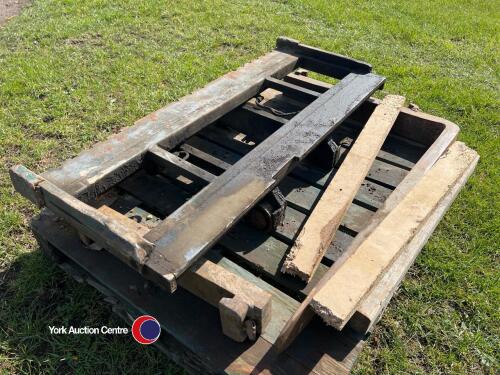 Forklift carriage and pair of forks