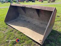 Loader bucket with Euro 8 brackets